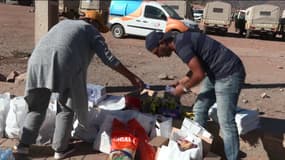 Abdessamad et Raja ont fait la route depuis Marrakech pour apporter des colis alimentaires aux villages sinistrés par le séisme au Maroc, le 11 septembre 2023.