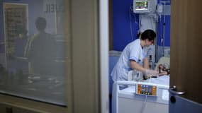 Une infirmière donne des soins à un patient dans un hôpital (illustration) - Jean-Sébastien Evrard - AFP