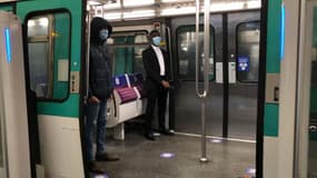 Le port du masque est largement respecté dans les transports parisiens ce lundi.