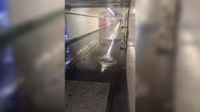 Les couloirs inondés du métro à la station Saint-Lazare lors du passage de la dépression Kirk le mercredi 9 octobre 2024.