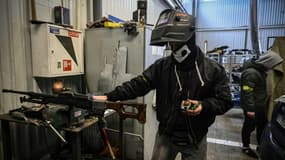 Un garage de Kiev a été transformé en centre de fabrication d'armes, le 6 mars 2022