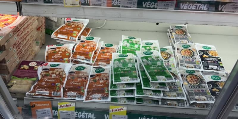 Des produits végétaux dans le frigo d'un supermarché