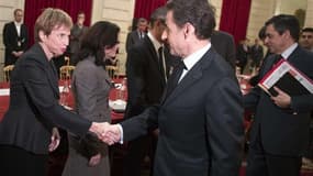 Nicolas Sarkozy serre la main de Laurence Parisot, la présidente du Medef, à l'occasion d'un sommet social organisé à l'Elysée, à Paris.