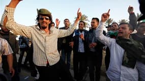 Des partisans de Mouammar Kadhafi manifestent leur soutien au dirigeant libyen devant le complexe étroitement gardé de ce dernier à Tripoli. La France et la Grande-Bretagne ont appelé lundi les pro-Kadhafi à faire défection "avant qu'il ne soit trop tard"