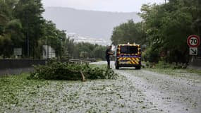 Un camion de police sur une route endommagée après le passage du cyclone Batsirai à La Réunion le 3 février