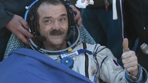 Chris Hadfield à son retour sur Terre le 14 mai 2013 à l'aéroport de Zhezkazgan au Kazakhstan, après une mission de 146 jours à bord de l'ISS