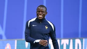N'Golo Kanté à l'échauffement pendant un match de la France à l'Euro 2024