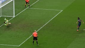 Emiliano Martinez stoppe le penalty de Kingsley Coman en finale de la Coupe du monde.