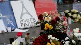 Bougies et fleurs sur la place de la République à Paris le 13 décembre 2015, un mois après les attentats terroristes de Paris - image d'illustration