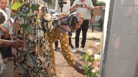 Des habitants déposant des fleurs devant l'immeuble touché par un incendie criminel à Nice le jeudi 18 juillet 2024.