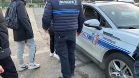 Des policiers municipaux obligés d'emmener les élèves d'un collège faute de bus