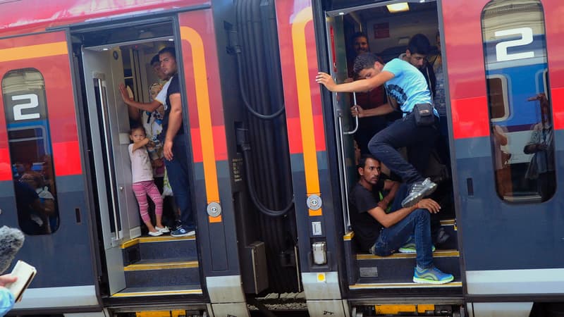 Des migrants dans un train stationné à Budapest, en partance pour l'Allemagne et l'Autriche, le 31 août 2015.