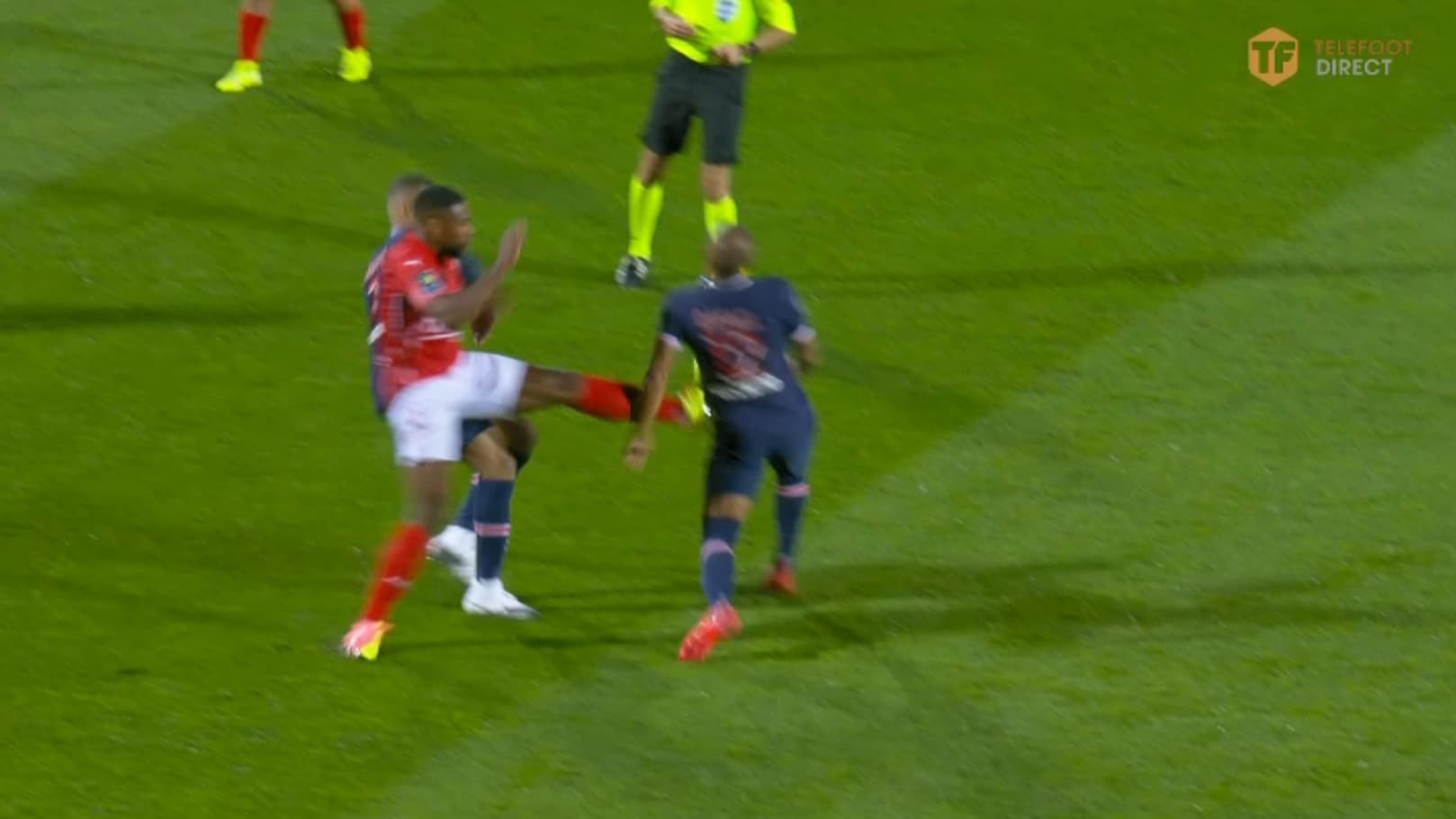 Rafinha pendant Nîmes-PSG Rafinha pendant Nîmes-PSG