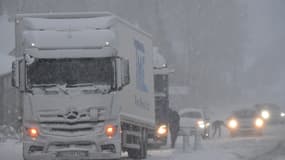 Un camion sous la neige à Beaumont-les-Autels (Eure-et-Loir), le 21 novembre 2024