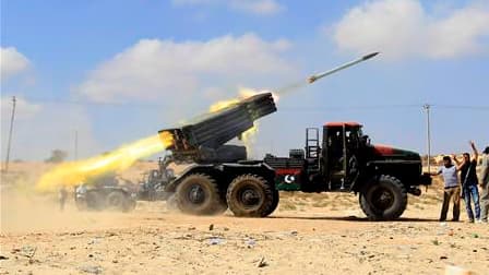 Insurgés libyens tirant une roquette Grad, sur la ligne de front à l'ouest de Misrata. De violents duels d'artillerie ont éclaté vendredi entre les rebelles libyens et les forces fidèles à Mouammar Kadhafi dans les parages de la ville côtière de Zlitane -