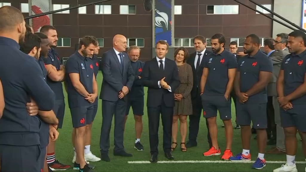 Emmanuel Macron face aux rugbymen du XV de France