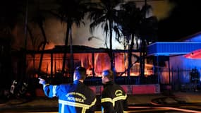 Les pompiers tentent d'éteindre un feu déclenché ce lundi matin heure locale, près de Nouméa, en réaction au référendum du 4 novembre.