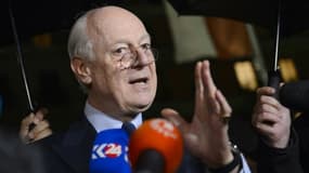 L'émissaire de l'ONU Staffan de Mistura s'adresse à la presse à Genève lors des pourparelrs sur la Syrie, le 3 février 2016