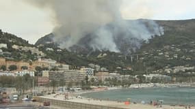 Les flammes menacent des habitations.