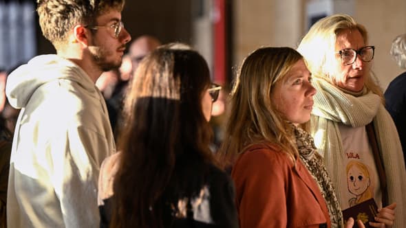 La mère, le frère et des proches de Lola Daviet au procès de Dahbia Benkired, au tribunal, à Paris, le 17 octobre 2025.
