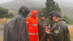 Des volontaires participent à la battue pour retrouver Robert Teurlay, sous une pluie intense