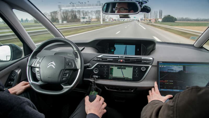 Une voiture autonome de Peugeot Citroën en tests sur route ouverte en 2016.
