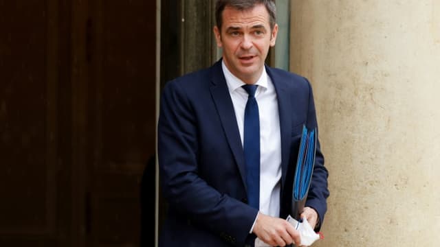 Le ministre de la Santé Olivier Véran, à sa sortie du conseil des ministres, le 13 juillet 2021 à Paris