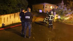 Les policiers et les pompiers interviennent sur les lieux de l'incendie de la mosquée d'Auch