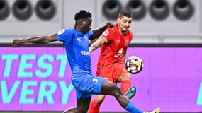 Marco Verrati (Al-Duhail) au duel avec Daoud Soliman (Al-Shahania SC) en Qatar Stars League, le 17 août 2025