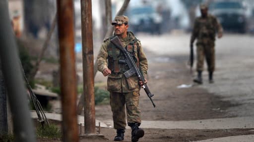 Un soldat patrouille dans les rues de Peshawar, le 16 décembre 2012.