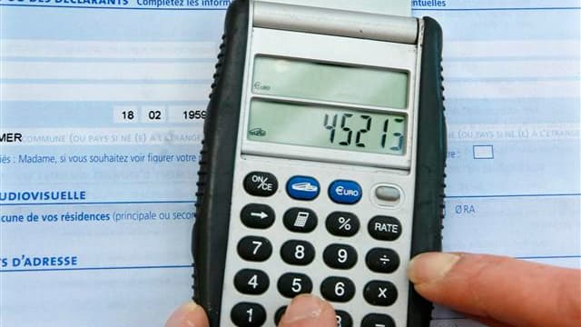 Les impôts n'augmenteront pas en France en 2014 et baisseront les années suivantes, a assuré dimanche le ministre délégué au Budget, Jérôme Cahuzac. /Photo d'archives/REUTERS/Charles Platiau