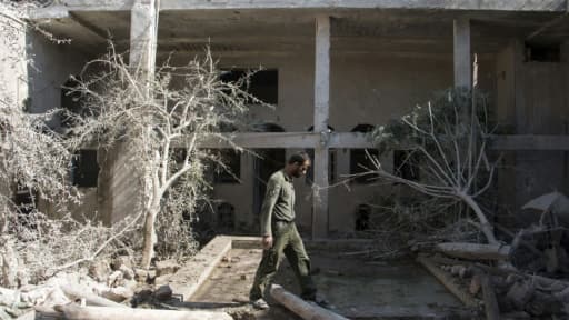 Un homme au milieu de ruines à Alep, le 14 juin 2015
