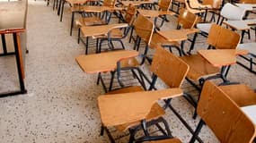 Le ministre de l'Education Luc Chatel a annoncé que les enseignants débutants commenceraient leur carrière avec un salaire dépassant symboliquement les 2.000 euros bruts à partir de février 2012. /Photo d'archives/REUTERS