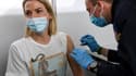 Un membre de la Croix-Rouge française administre une dose de vaccin dans un centre de vaccination de Nanterre, près de Paris, le 3 mai 2021.
 