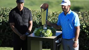 Tiger Woods (g) aux côtés de Max Homa, vainqueur du tournoi Genesis Invitational, au Riviera Country Club en Californie, le 21 février 2021