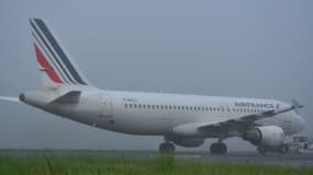 L'A320, immatriculé F-GKXJ, tracté après l'accident, la dérive cisaillée à mi-hauteur.