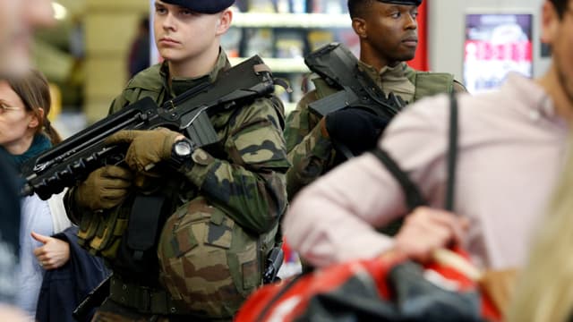Des militaires de Sentinelle en patrouille.
