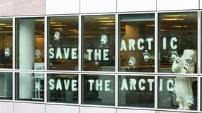 Des militants de Greenpeace se sont introduits jeudi matin dans les locaux de Shell France, à Colombes (Hauts-de-Seine), pour protester contre un projet de forage pétrolier en eau profonde dans l'Arctique. /Photo prise le 19 juillet 2012/REUTERS/Nicolas C