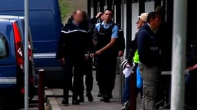 Arrivée d'un des mis en examen sur les lieux de la reconstitution à Echirolles, dans l'Isère, ce jeudi 3 avril.