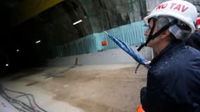 Une visiteur sur le chantier du tunnel