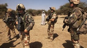 Soldats français à Gao, au Mali. Selon le ministre français des Affaires étrangères, Laurent Fabius, des tests sont en cours pour identifier les chefs islamistes tués au Mali, en particulier Abou Zeïd. /Photo prise le 9 mars 2013/REUTERS/Emmanuel Braun