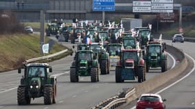 Des agriculteurs sur l'autoroute A6 près d'Ormoy, au sud de Paris, le 29 janvier 2024.