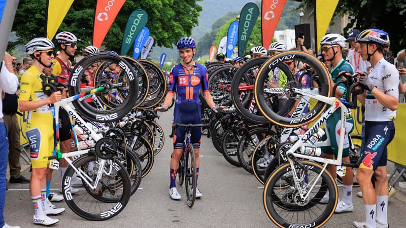 Romain Bardet lors de l hommage suite a la derniere course de sa carriere le 15 juin 2025 2306042