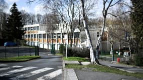 Le collège Pont-de-Bois à Saint-Chéron, en Essonne, près de là où une adolescente de 14 ans a été tuée lors d'une rixe.