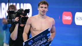 Le nageur français Léon Marchand après avoir battu le record du monde du 200m 4 nages aux Mondiaux de natation, 30 juillet 2025