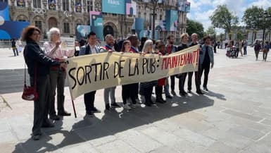 Une manifestation d'une quinzaine d'élus et de militants s'est tenue devant l'hôtel de ville de Paris, mardi 21 mai midi.