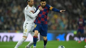 L'attaquant argentin de Barcelone, Lionel Messi, aux prises avec le défenseur du Real Madrid, Sergio Ramos, lors de leur match de Liga, le 1er mars 2020 au stade Santiago Bernabeu à Madrid
