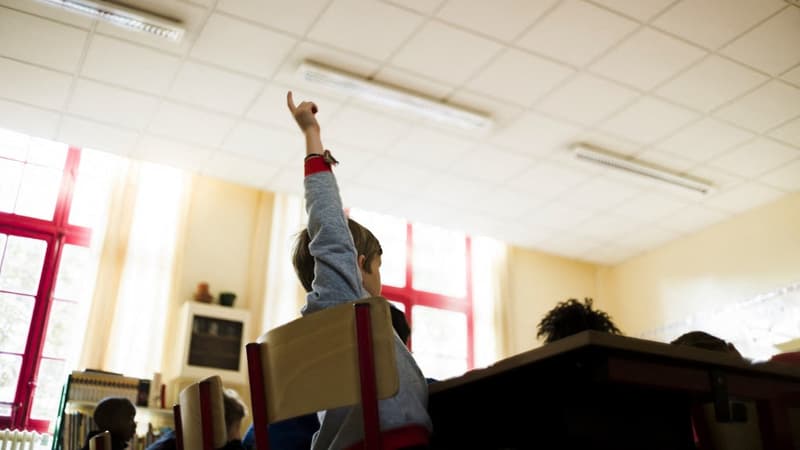 Un enfant en train de lever la main dans une salle de classe d'une école parisienne (photo d'illustration)