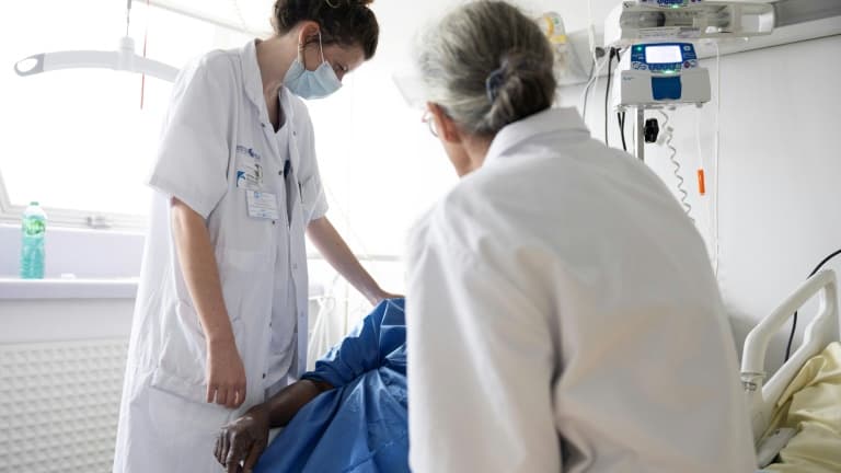 Une médecin et une psychomotricienne du service mobile de soins palliatifs au chevet d'une patiente de l'hôpital Antoine-Béclère de l'AP-HP, à Clamart le 27 mai 2025. Photo d'illustration