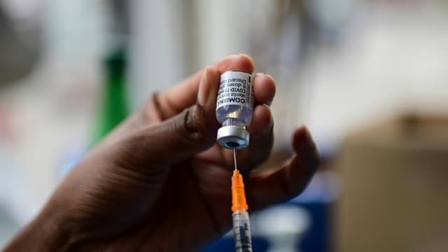Préparation d'une dose de vaccin contre le Covid-19, dans un centre de la Croix Rouge Place de la République à Paris, le 29 juin 2021